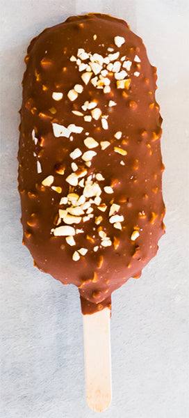 Stecco gelato alla Nocciola e caramel Mou ricoperto con cioccolato al latte e granelle di nocciole
